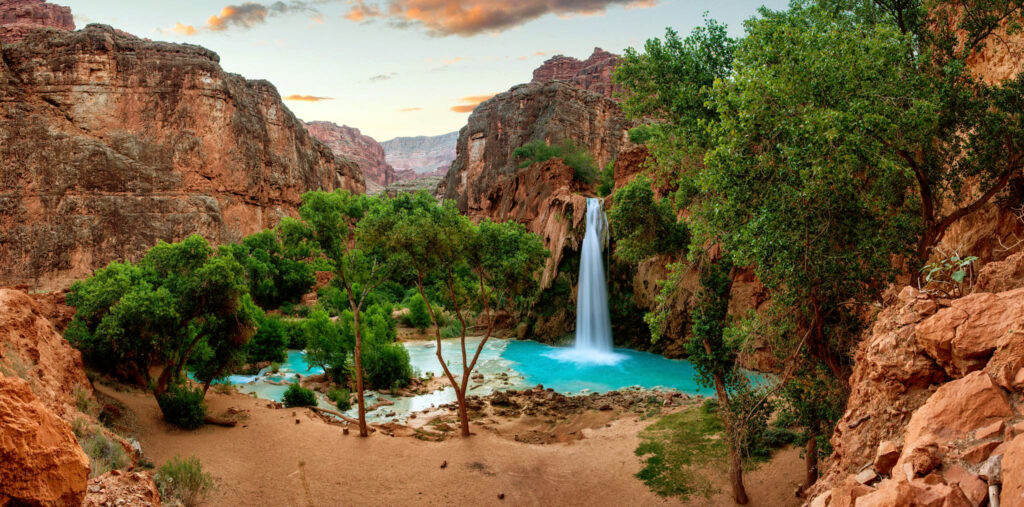 Une oasis dans un désert rocheux.